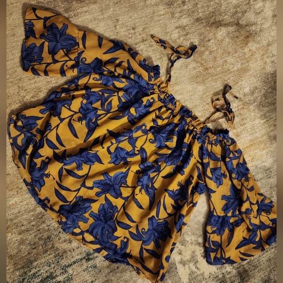 ** 2/$25 ** H&M Conscious Off the Shoulder Top - Picture 1 of 8